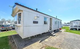 Superb Caravan At Seawick Holiday Park, Sleeps 8 Ref 27202Sw