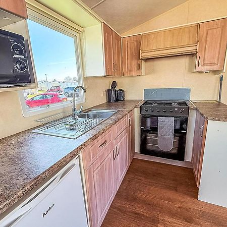 Superb Caravan At Seawick Holiday Park, Sleeps 8 Ref 27202Sw Clacton-on-Sea Exterior photo