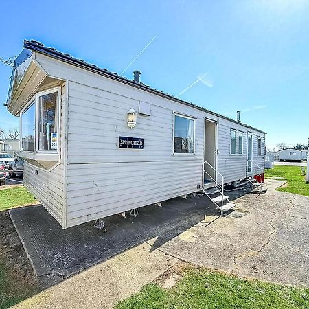 Superb Caravan At Seawick Holiday Park, Sleeps 8 Ref 27202Sw Clacton-on-Sea Exterior photo