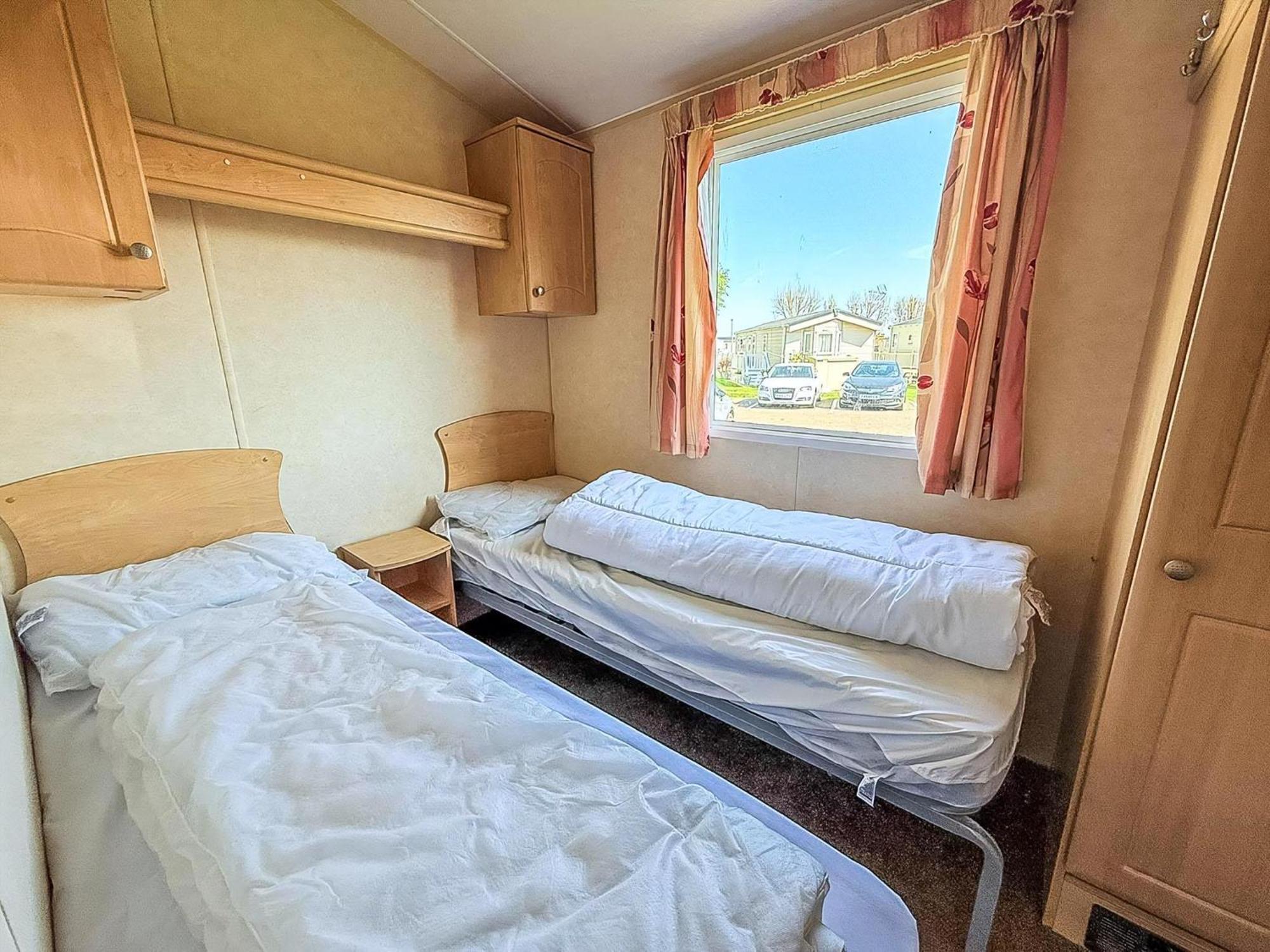 Superb Caravan At Seawick Holiday Park, Sleeps 8 Ref 27202Sw Clacton-on-Sea Exterior photo