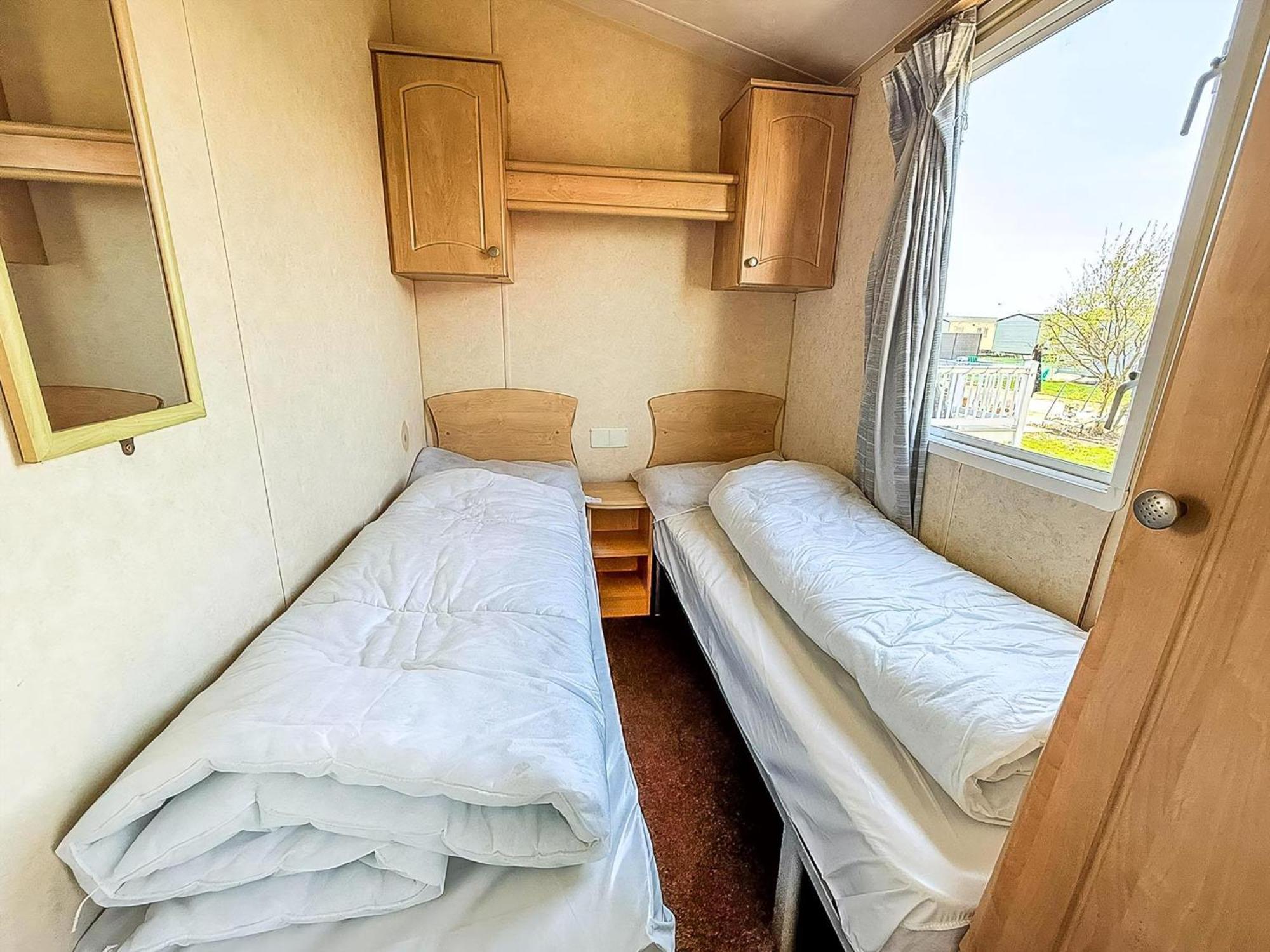 Superb Caravan At Seawick Holiday Park, Sleeps 8 Ref 27202Sw Clacton-on-Sea Exterior photo