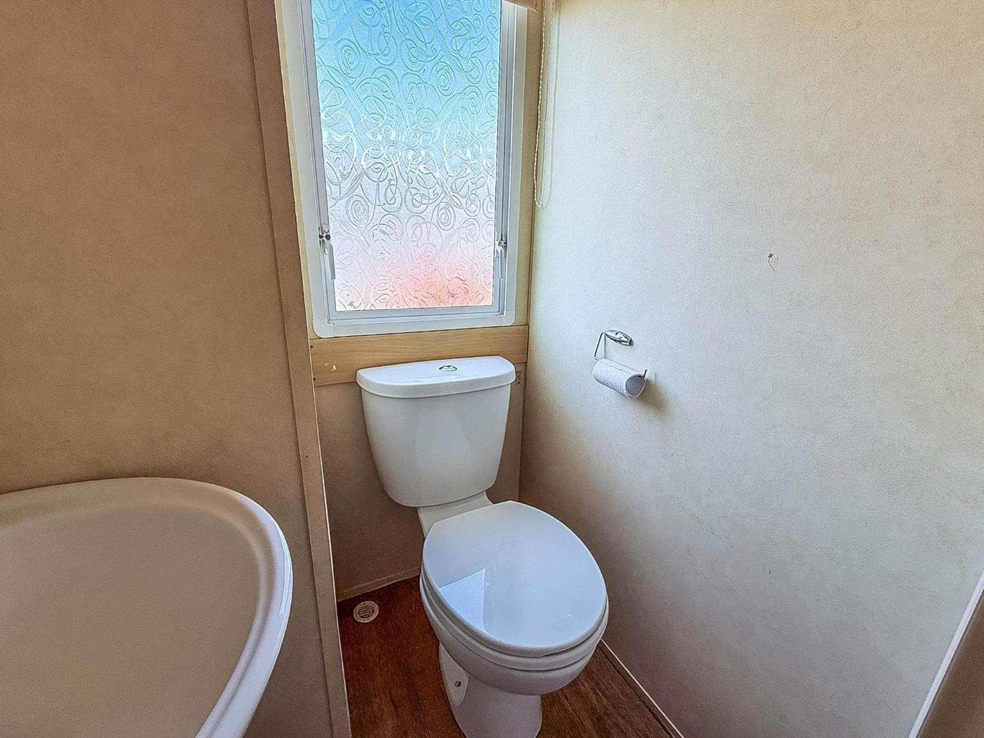 Superb Caravan At Seawick Holiday Park, Sleeps 8 Ref 27202Sw Clacton-on-Sea Exterior photo